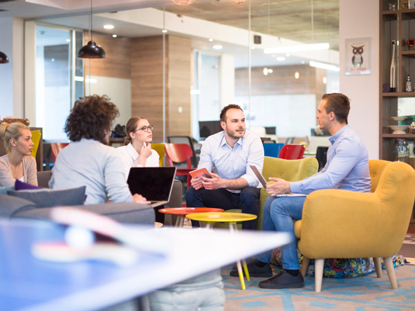 The Buildable teammembers sitting and talking in the office